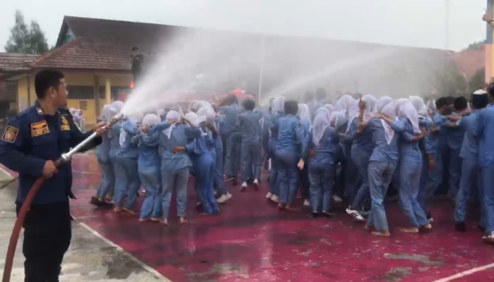 Tanpa Wisuda, Siswa SMK Negeri 1 Tambelang Rayakan Kelulusan dengan Disiram Mobil Damkar