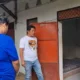 Safiq (21), tersangka kasus predator seksual di Jepara dihadirkan saat olah TKP lanjutan oleh Bareskrim, Sabtu (4/5/2025). (Beritasatu/Jamaah)