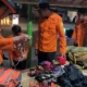 Tim SAR bersiap mengevakuasi turis Malaysia Rennie Bin Abdul Ghani yang jatuh ke jurang saat mendaki Gunung Rinjani, Lombok, NTB, Sabtu (3/5/2025). (Beritasatu/Muhammad Awaludin)