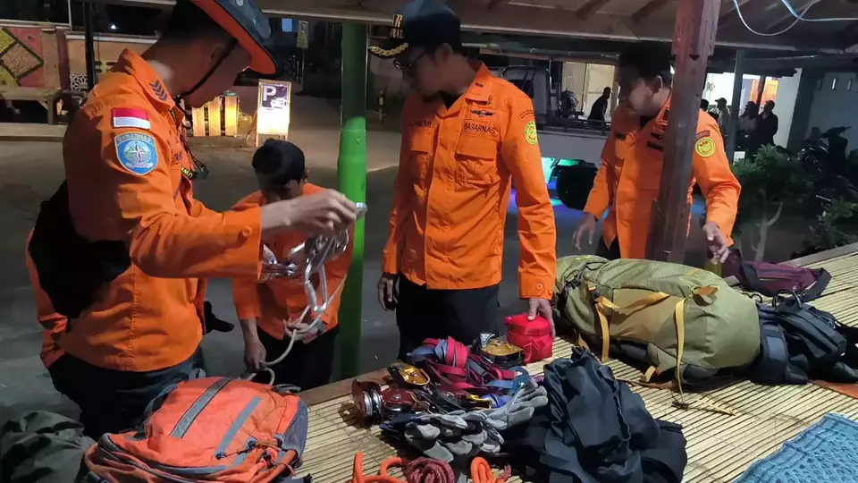 Tim SAR bersiap mengevakuasi turis Malaysia Rennie Bin Abdul Ghani yang jatuh ke jurang saat mendaki Gunung Rinjani, Lombok, NTB, Sabtu (3/5/2025). (Beritasatu/Muhammad Awaludin)