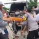 Petugas mengevakuasi korban kecelakaan kereta api di Kelurahan Mangge Kecamatan Barat Kabupaten Magetan, Senin (19/5/2025). (Beritasatu/Tova Pradana)