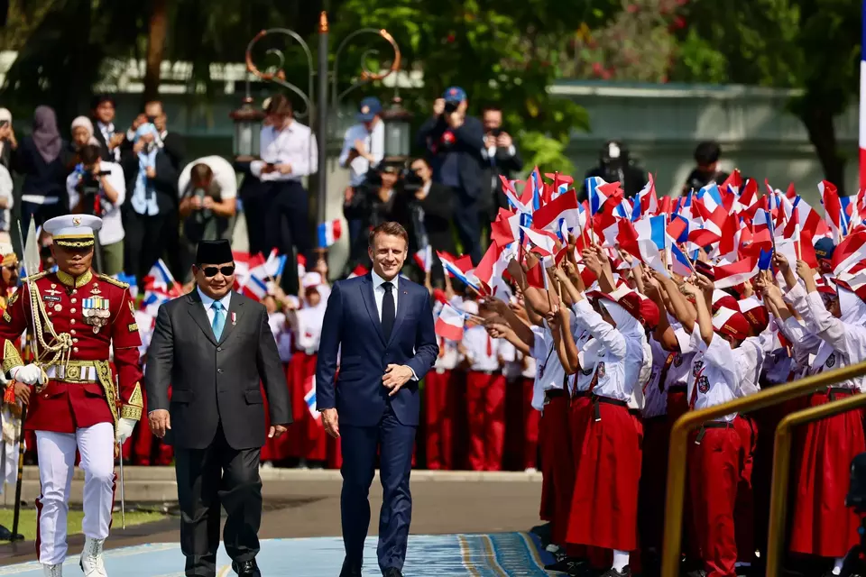Presiden Prabowo Subianto dan Prancis Emmanuel Macron berjalan di halaman Istana Merdeka, Jakarta, Rabu (28/5/2025). (© Beritasatu/Agnes Valentina Christa)