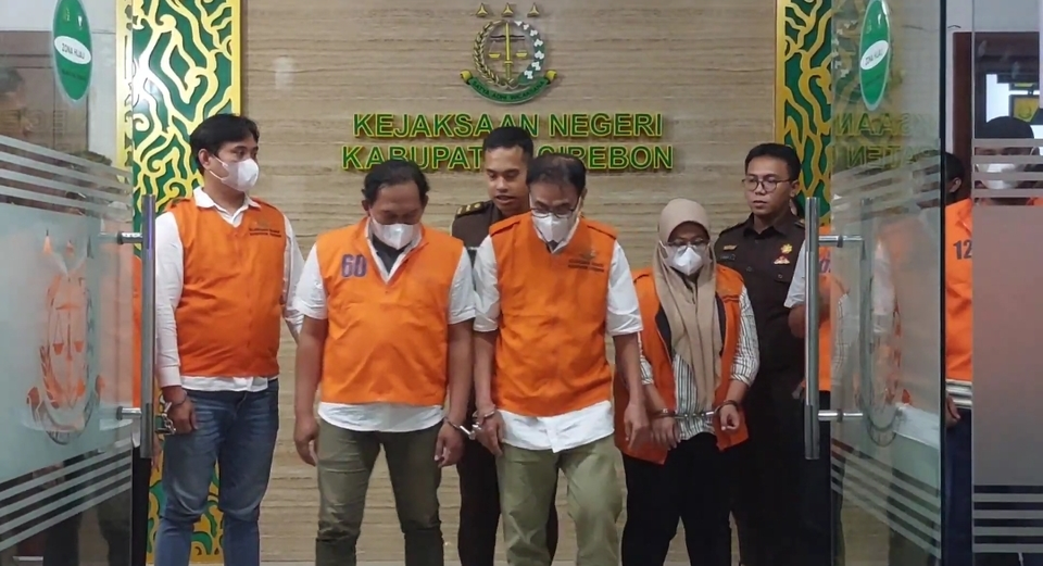 Para tersangka kasus dugaan korupsi proyek drainase Kabupaten Cirebon, Jawa Barat. ( © Istimewa)