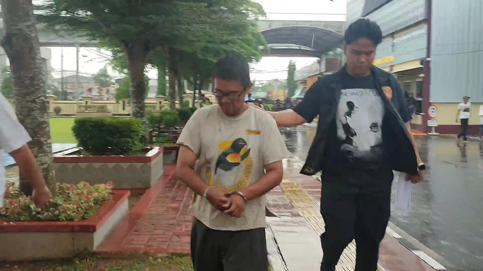 Seorang pria berinisial AF (34), warga Kecamatan Gandus, Palembang, ditangkap setelah tertangkap tangan hendak mencabuli anak laki-laki berusia 10 tahun. (© Beritasatu/Andika Pratama)
