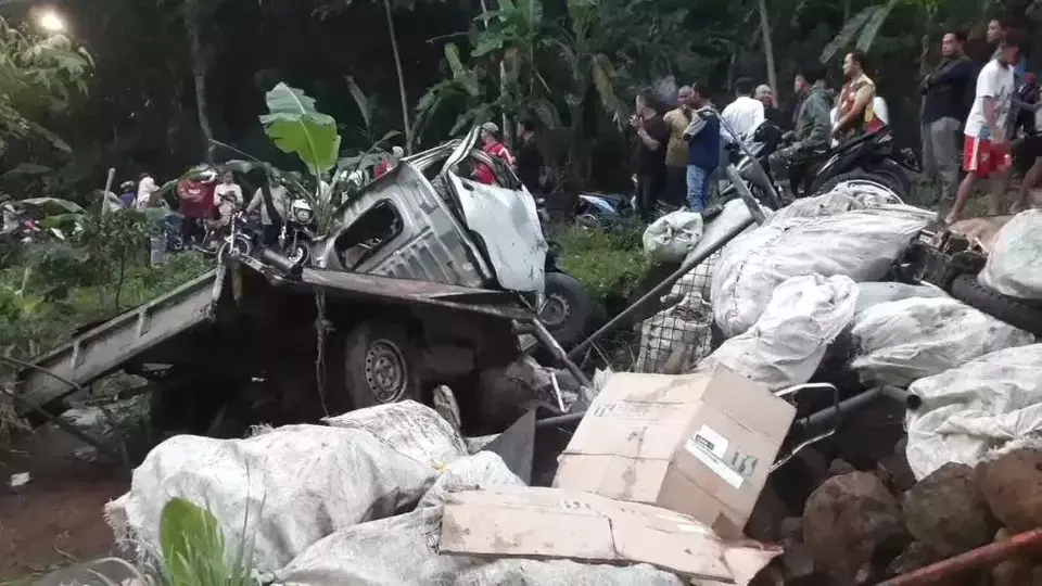 Sebuah pikap mengalami kecelakaan di Tanjakan Peuteuy, Kabupaten Majalengka, Kamis 29 Mei 2025. (© Beritasatu/Andrian Supendi)