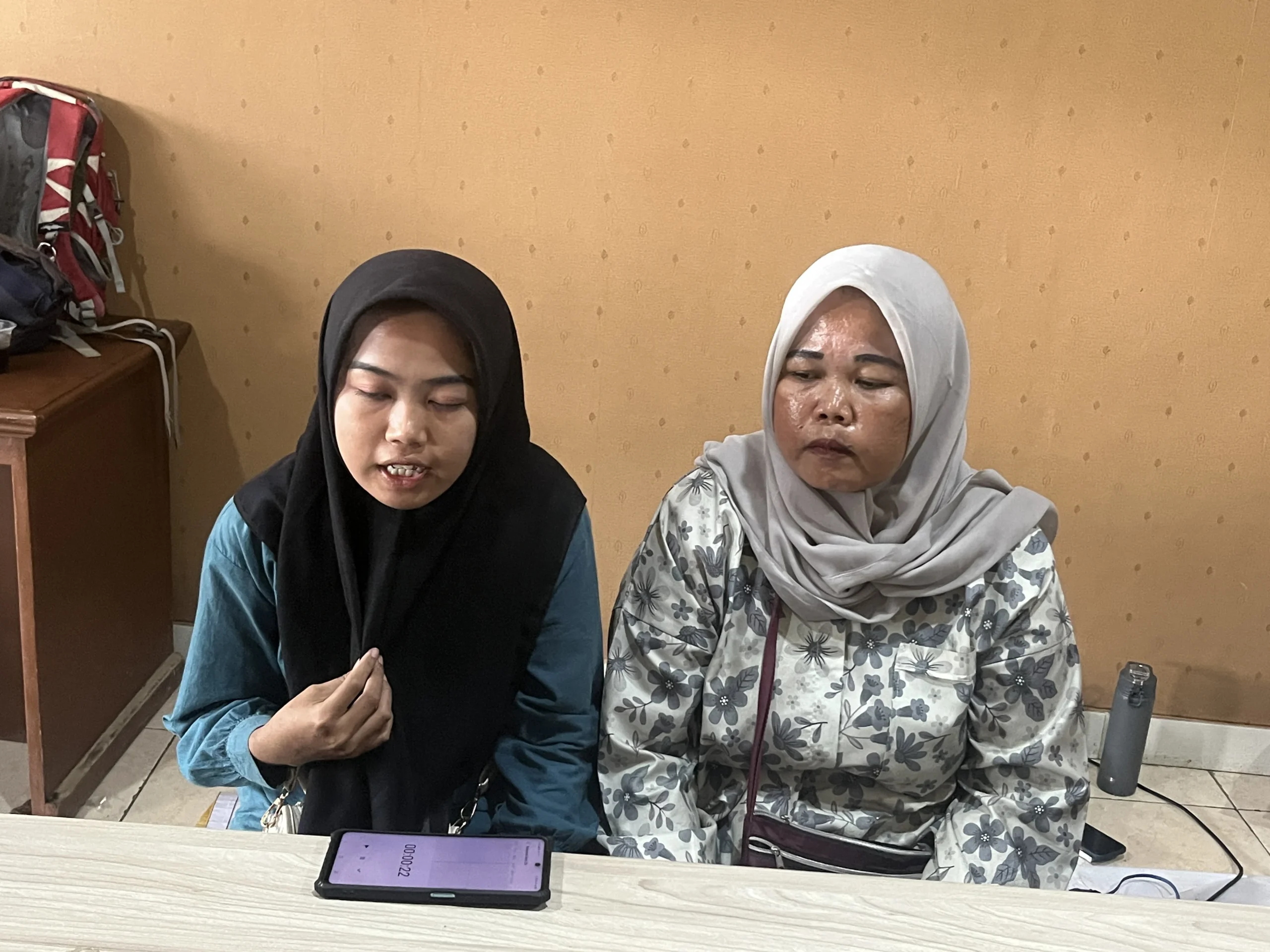 Seorang remaja yatim piatu bernama Husnul Khotimah (19) mendadak viral usai mengalami dugaan pemerasan oleh rekan kerjanya sendiri, setelah terlibat pertikaian di tempat kerja.(Dimas Rafi)