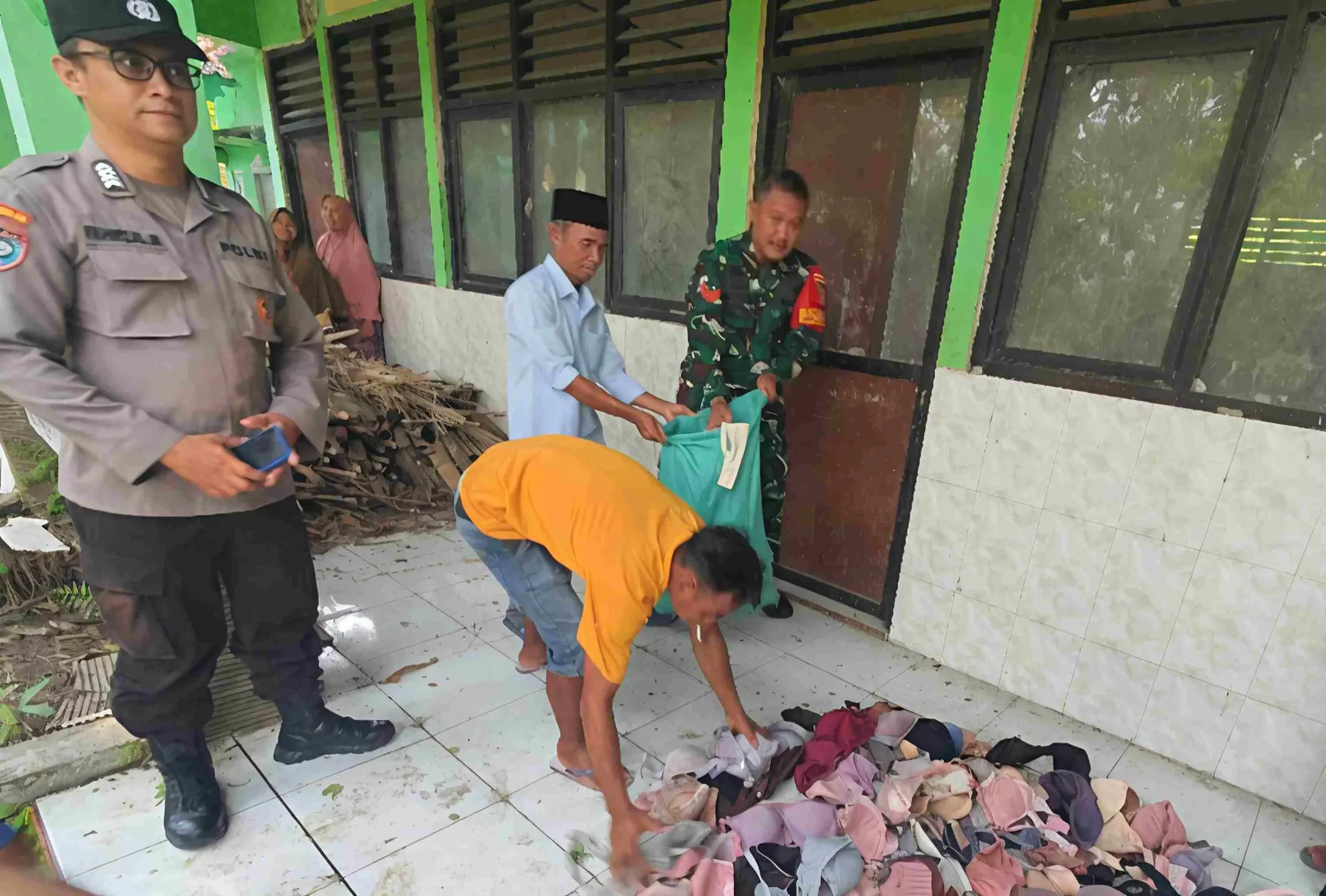 Warga Kabupaten Bojonegoro dihebohkan dengan temuan ratusan bra atau kutang yang berserakan di Bekas Gedung Sekolah pada Senin 19 Mei 2025.(Istimewa)