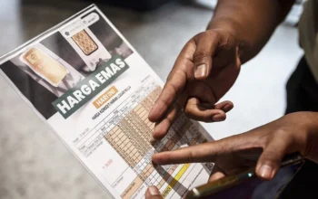 Warga melihat informasi harga emas Antam di Butik Emas Logam Mulia Antam kompleks DP Mall, Semarang, Jawa Tengah, Selasa (22/4/2025). (Antara/Aprillio Akbar)