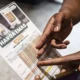 Warga melihat informasi harga emas Antam di Butik Emas Logam Mulia Antam kompleks DP Mall, Semarang, Jawa Tengah, Selasa (22/4/2025). (Antara/Aprillio Akbar)