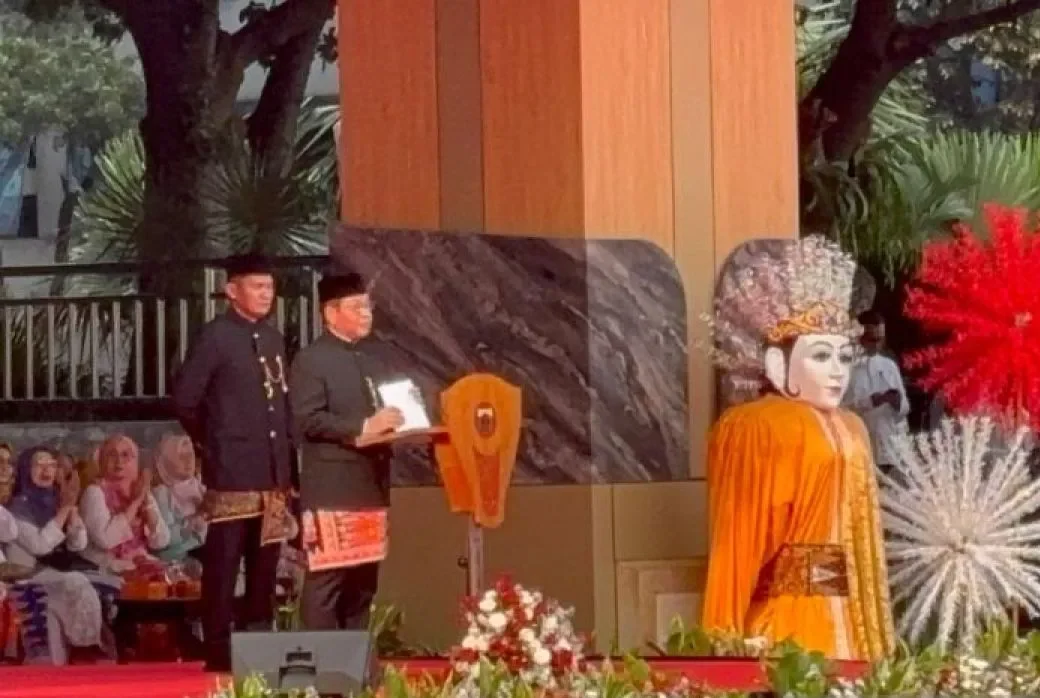 Gubernur DKI Jakarta Pramono Anung Wibowo saat menjadi inspektur upacara dalam rangka memperingati Hari Pendidikan Nasional di Balai Kota Jakarta, Jumat (2/5/2025). (Antara/Lifia Mawaddah Putri.)