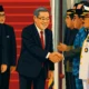 Ilustrasi - Perdana Menteri China Li Qiang (tengah) disambut saat tiba di Bandara Internasional Halim Perdanakusuma, Jakarta pada Sabtu 24 Mei 2025. (YASUYOSHI CHIBA/AFP)