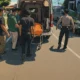 Ilustrasi -Korban meninggal dunia dalam kecelakaan di Jalan Parangtritis, Bantul, DIY, dimasukkan dalam ambulans, Kamis 29 Mei 2025.
