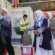 Jamaah calon haji antre untuk masuk ke area layanan Makkah Route di Terminal Khusus Haji dan Umrah 2 F Bandara Soekarno Hatta, Tangerang, Banten, Kamis (8/5/2025). (Antara/Muhammad Iqbal)