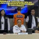 Pelaksana Tugas Direktur Jenderal Imigrasi Yuldi Yusman (kedua tengah) dan Kasubdit Pra-penuntutan Direktorat C Jampidum Kejaksaan Agung Hadiman (kanan) saat konferensi pers di Kantor Direktorat Jenderal Imigrasi, Jakarta, Rabu (21/5/2025). (Antara/Fath Putra Mulya)