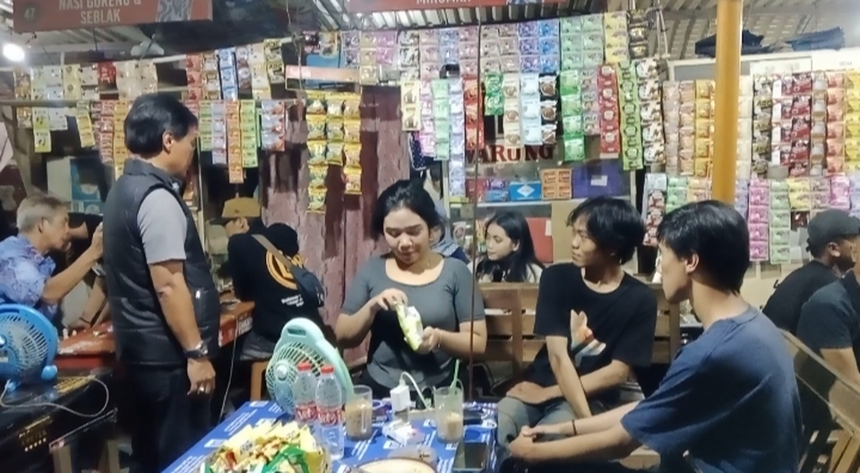 Satpol PP Kota Cirebon saat merazia sebuah warung tempat berkumpulnya remaja saat jam malam di Kota Cirebon, Sabtu, 14 Juni 2025. (Beritasatu/Dede Adhitama)