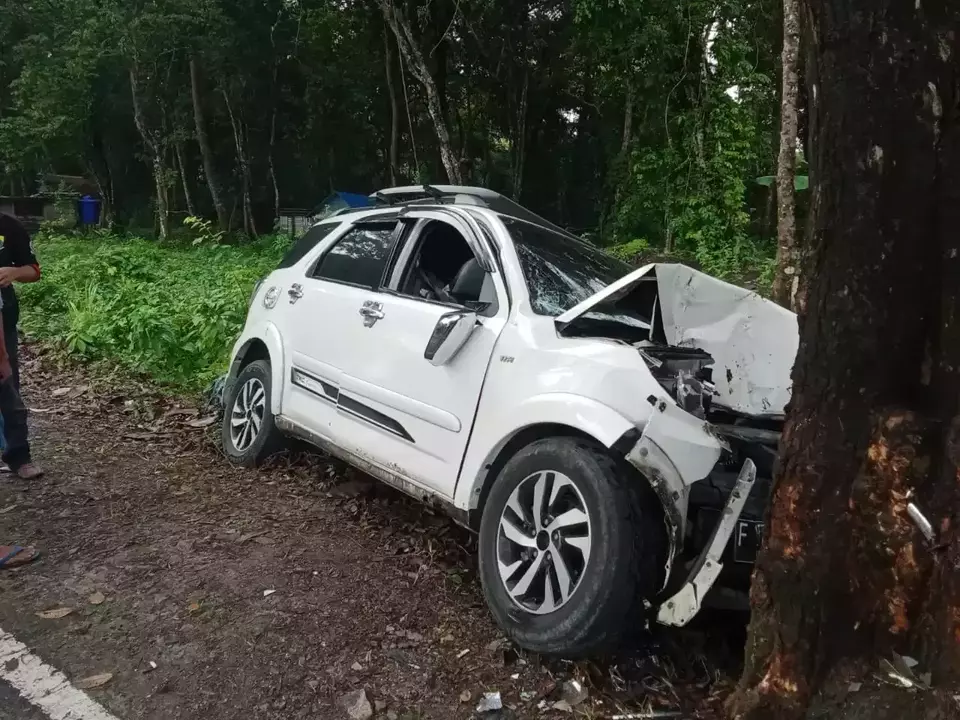 Kecelakaan maut terjadi di Jalan Raya Sindangbarang, Desa Jatisari, Kecamatan Sindangbarang, Kabupaten Cianjur, Jawa Barat, Minggu 22 Juni 2025 menewaskan Kepala Desa Mekarsari Teguh Ferdiata, istri dan satu anaknya. (Beritasatu/Riski Maulana)