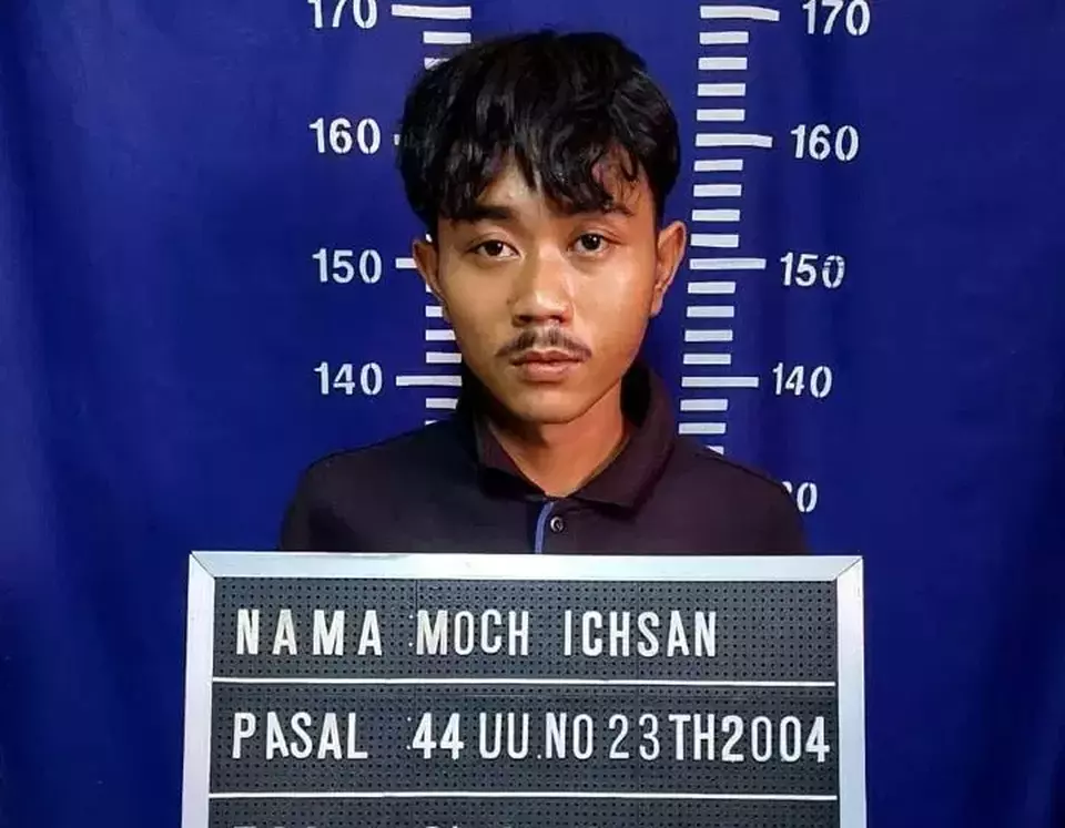 Mochamad Ichsan Ezra Candra (23) pelaku penganiayaan terhadap ibu kandungnya.
