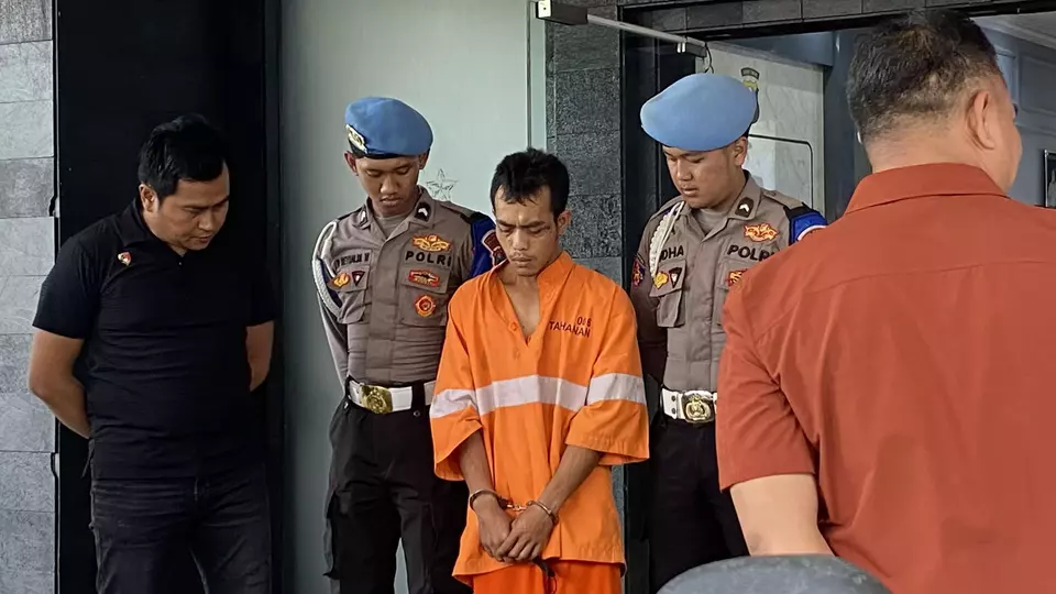 Polisi akhirnya mengungkap misteri kematian seorang wanita muncikari yang ditemukan tewas di Losmen Windu Kentjono, Kecamatan Sukun, Kota Malang, Jawa Timur. Pelaku ternyata adalah kekasih gelap korban sendiri, Ahmad Khoirudin alias AK (26), yang berprofesi sebagai buruh bangunan. (Beritasatu/Putu Ayu Pratama Sugiyo)