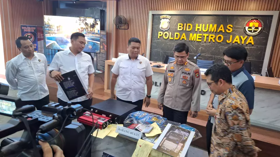 Direktorat Reserse Siber Polda Metro Jaya memperlihatkan barang bukti yang digunakan pelaku kejahatan siber. (Beritasatu/Hanif Musyaffa)