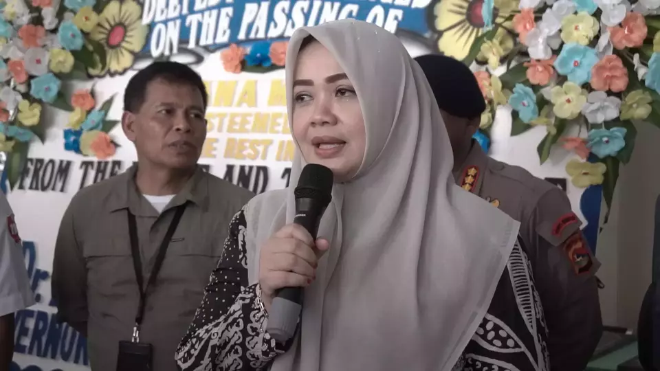 Wakil NTB Hj Indah Dhamayanti Putri memberikan keterangan di Rumah Sakit Bhayangkara Polda NTB, Mataram, terkait proses autopsi jenazah Juliana Marins, wanita pendaki asal Brasil yang meninggal dunia setelah dilaporkan terjatuh di punggungan Gunung Rinjani. (Beritasatu/M Awaludin)