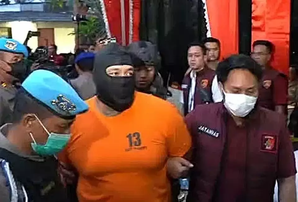 Polisi menghadirkan tersangka dalam kasus penembakan dua warga negara Australia di Polres Badung, Kamis 26 Juni 2025.
