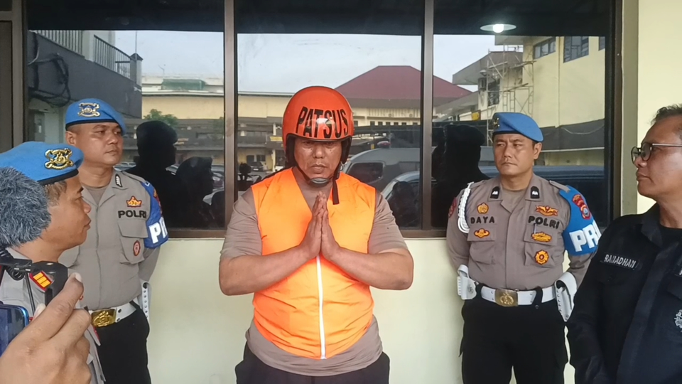 Aiptu RH, polisi yang pungli pengendara wanita Rp 100.000 menyampaikan permemintaan maaf di Mapolrestabes Medan, Kamis 26 Juni 2025. (Beritasatu/Panji Satrio)