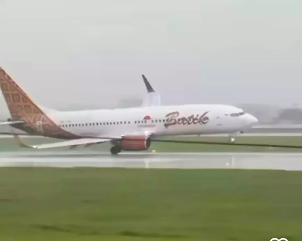 Ilustrasi - Tangkapan layar pesawat Batik Air mendarang dengan posisi miring di landasan pacu Bandara Soekarno-Hatta, Cengkareng, Tangerang, Sabtu (29/6/2025).