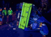 Ilustrasi - Truk yang mengangkut kaca terguling setelah bertabrakan dengan mobil Toyota Livina di Ngawi, Jawa Timur, Kamis, 12 Mei 2025.