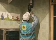 Ilustrasi - Petugas PLN melakukan pencatatan meteran listrik di rumah warga kawasan Kebayoran Baru, Jakarta, Selasa (30/6/2020). PLN memastikan seluruh petugas dikerahkan mencatat ke rumah pelanggan pascabayar untuk digunakan sebagai dasar perhitungan tagihan listrik bulan Juli 2020.