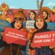Ilustrasi - Petugas berpakaian adat daerah menunjukkan tulisan saat social community gathering Satgas Saber Pungli di Jakarta, Minggu (17/9). Kemenko Polhukam meluncurkan maskot dan melakukan sosialisasi satgas saber pungli.