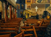Ilustrasi - Wartawan dan pekerja pertahanan sipil memeriksa kerusakan di dalam gereja Mar Elias tempat seorang pengebom bunuh diri meledakkan dirinya di Dweil'a di pinggiran Damaskus, Suriah, Minggu 22 Juni 2025.