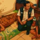 Ilustrasi - Poniman (kanan) saat mendapat kunjungan Polresta Bandara Soekarno-Hatta yang memberikan bantuan karena istrinya tengah terbaring sakit di Dadap, Kabupaten Tangerang.