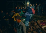 Ilustrasi - Sejumlah warga melakukan proses evakuasi korban yang tertimba tanah longsor di Kampung Kiararambai, Desa Girimukti, Kecamatan Cisewu, Kabupaten Garut, Jawa Barat, Rabu 25 Juni 2025.