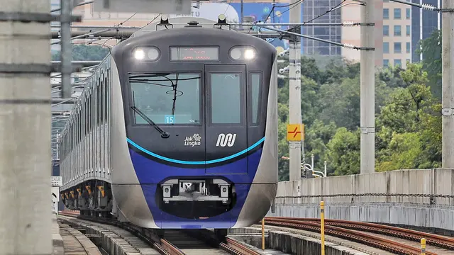 Rangkaian kereta MRT melintas menuju stasiun di Jakarta, Kamis (20/10/2022). Setelah penaikan pada 3 September 2022, rata-rata pengguna MRT per hari mengalami kenaikan rata-rata sebesar 3,8 persen dari 61.014 orang per hari menjadi 63.339 orang per hari.