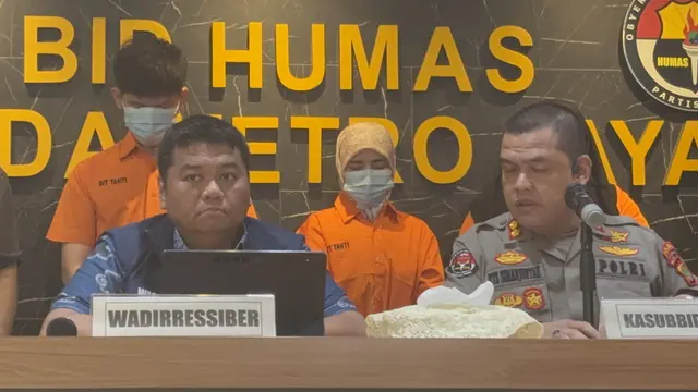 Polisi menangkap tiga tersangka komplotan love scam dan mengidentifikasi sedikitnya 21 korban dengan kerugian mencapai ratusan juta rupiah.