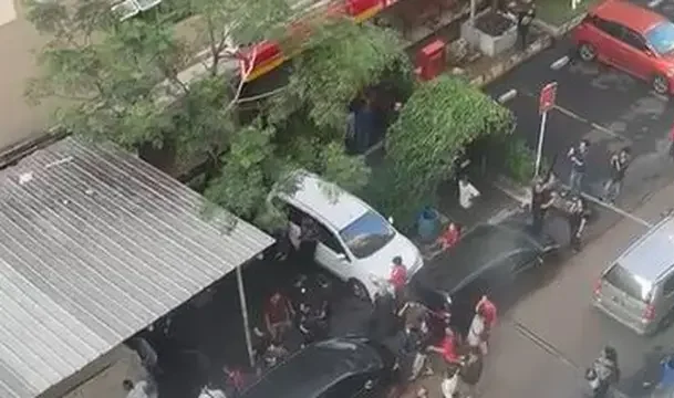 Seorang perempuan terjatuh dari lantai 19 Apartemen Kalibata City, Pancoran, Jakarta Selatan. Korban A (23) diduga panik karena kamar dimasuki orang tak dikenal (OTK).
