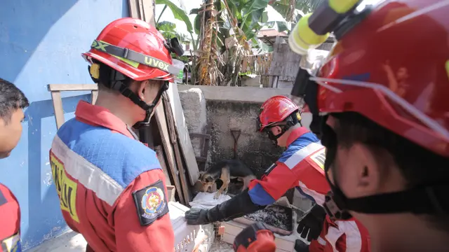 Petugas Damkar melakukan evakuasi di Cengkareng, Jakarta Barat. (Gempur M Surya)