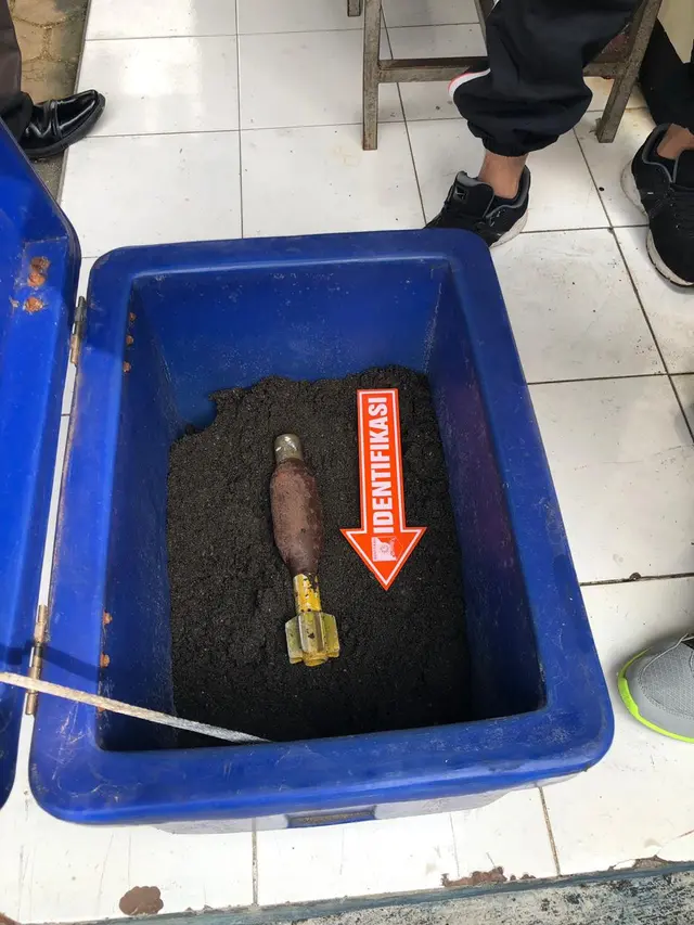 Warga temukan benda diduga mortir di lemari bifet di rumah seorang warga Cilacap. (Foto: Liputan6/Polres Cilacap/Muhamad Ridlo)