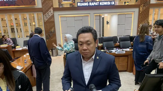 Wakil Ketua Komisi IX DPR RI Charles Honoris jelaskan terkait Komisi IX DPR RI menggelar rapat audiensi bersama Pengurus Pusat Perhimpunan Dokter Paru Indonesia (PDPI). (Liputan6/Delvira Hutabarat)