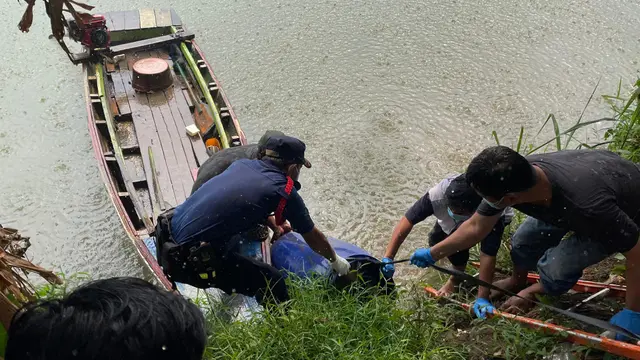 Warga Kota Tangerang dihebohkan dengan penemuan mayat perempuan di dalam tong plastik besar berwarna biru, yang mengambang di bantaran Sungai Cisadane, di Jalan Perintis Kemerdekaan, Kecamatan Tangerang, Minggu (27/7/2025). (Foto: Istimewa).