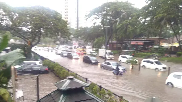 Kawasan elite Lippo Karawaci di Kelapa Dua, Kabupaten Tangerang, sempat tergenang banjir hingga 50 cm pada Selasa (13/11/2018) siang. (Liputan6/Pramita Tristiawati)