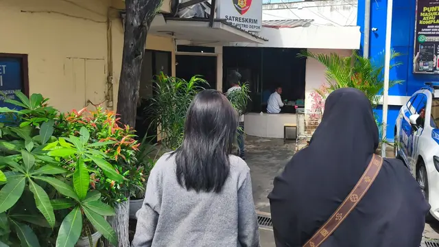 Korban bersama orang tuanya saat melaporkan aksi bullying dialaminya ke Polres Metro Depok (Liputan6/Dicky Agung Prihanto)