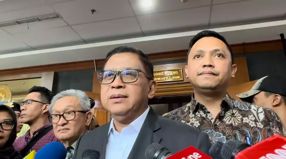 Hasto Kristiyanto bersama kuasa hukumnya di Pengadilan Tipikor Jakarta.