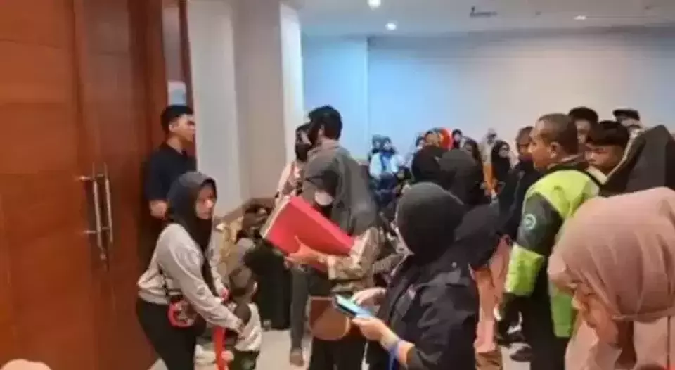 Pendaftaran SMP swasta gratis di Balaikota Depok membludak, Selasa 1 Juli 2025. (Beritasatu/Fahri Ali)