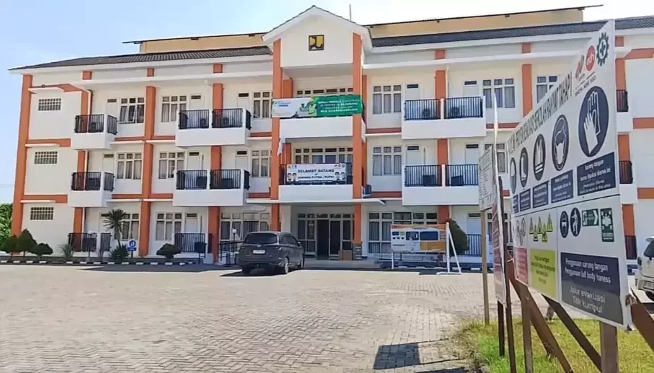 Program sekolah rakyat di Jawa Timur akan resmi dimulai pada pertengahan Juli 2025, dengan Universitas Negeri Surabaya (Unesa) sebagai pelaksana utama pada tahun pertama. Lokasi pembelajaran difokuskan di Kampus 2 Unesa, Lidah Wetan, Surabaya, lengkap dengan fasilitas asrama bagi para siswa. (Beritasatu/Agung Dharma Putra)