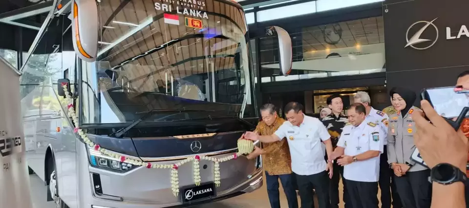 Gubernur Jawa Tengah Ahmad Luthfi lepas ekspor bus ke Sri Lanka di Karoseri Laksana, Kabupaten Semarang, Jawa Tengah, Kamis 3 Juli 2025. (Beritasatu/Hanes Walda)