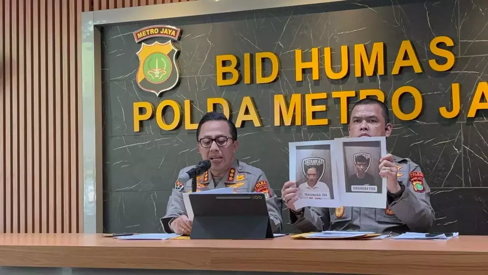 Polisi menunjukan tersangka pasutri yang mencuri kacamata di mal. (Beritasatu/Stefani Wijaya)