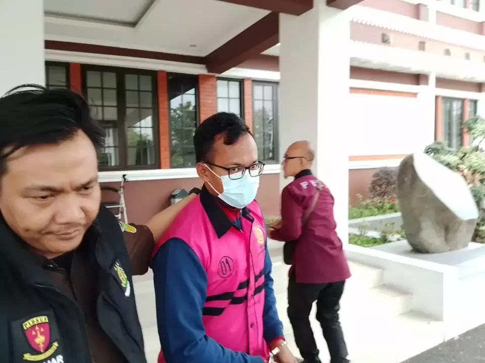 Sekretaris Desa Cipaku berinisial MGS digelandang petugas Kejari Majalengka menuju mobil seusai ditetapkan sebagai tersangka kasus korupsi dana desa senilai Rp 513 juta, Kamis, 3 Juli 2025.