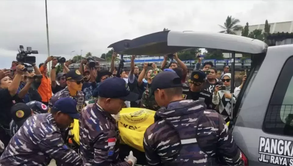 Tim SAR menemukan satu jenazah korban tenggelamnya KMP Tunu Pratama Jaya di Selat Bali, Minggu 6 Juli 2025. (Antara/Novi Husdinariyanto)