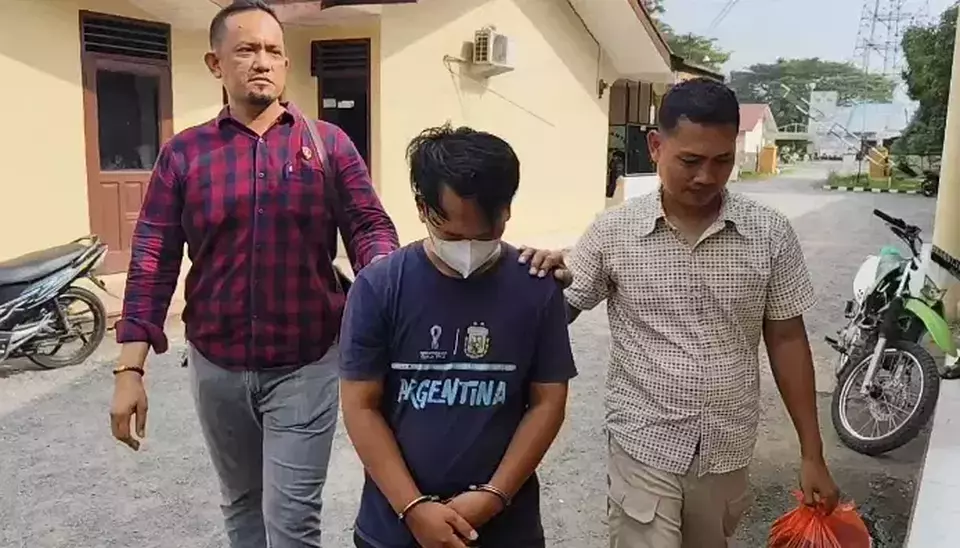 Polisi menangkap seorang pria pemilik gerai BRILink yang nekat membuat laporan palsu ke polisi dengan mengaku telah dirampok dan kehilangan uang tunai sebesar Rp 110 juta, Minggu 6 Juli 2025. (Beritasatu/Yudi Setiawan Pane)
